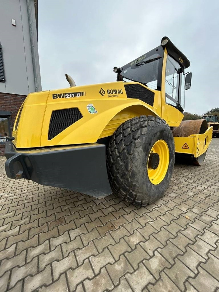 Bomag BW 211 D-5 - Compacteur à pieds de mouton/ Monocylindre: photos 2 Bomag BW 211 D-5 - Compacteur à pieds de mouton/ Monocylindre: photos 2