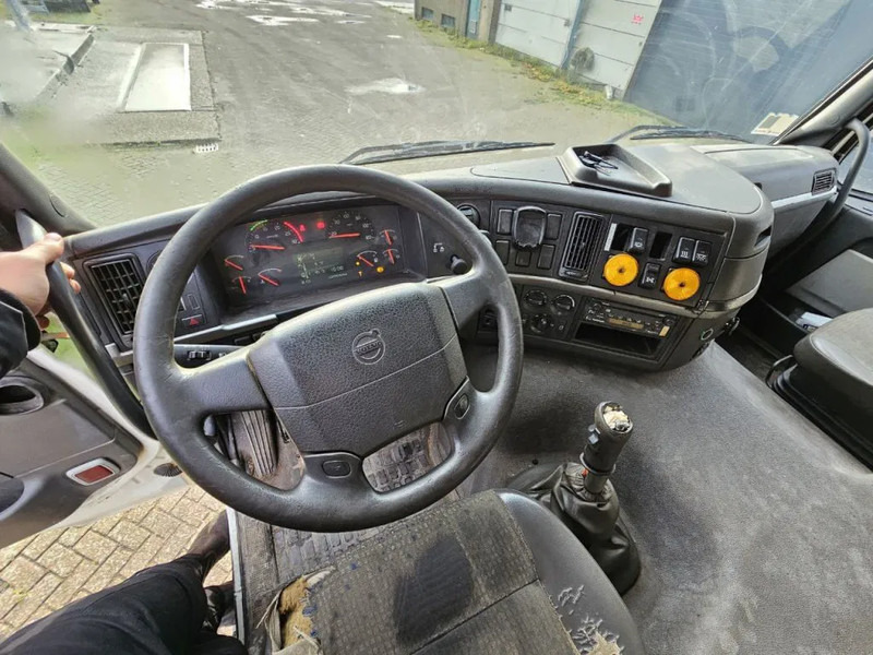 Photo d'intérieur 1: Camion plateau Volvo FM 12.480 FM8446B - 8x4 - Manual Gear