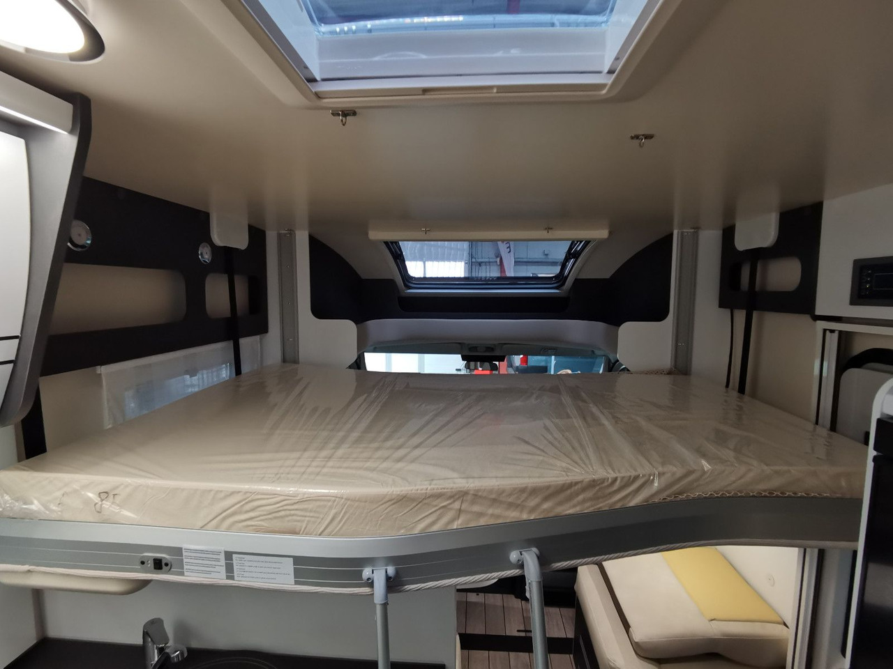 Camping-car profilé neuf Forster T 745 EB /-MODELL 2025- / EINZELBETTEN & RAUMBAD: photos 14