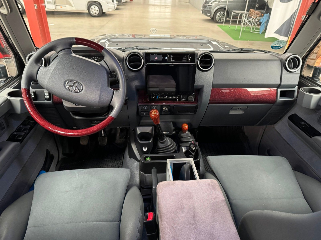 SUV Toyota GRJ 79 DC - VX LIMITED / VIELE EXTRAS: photos 12