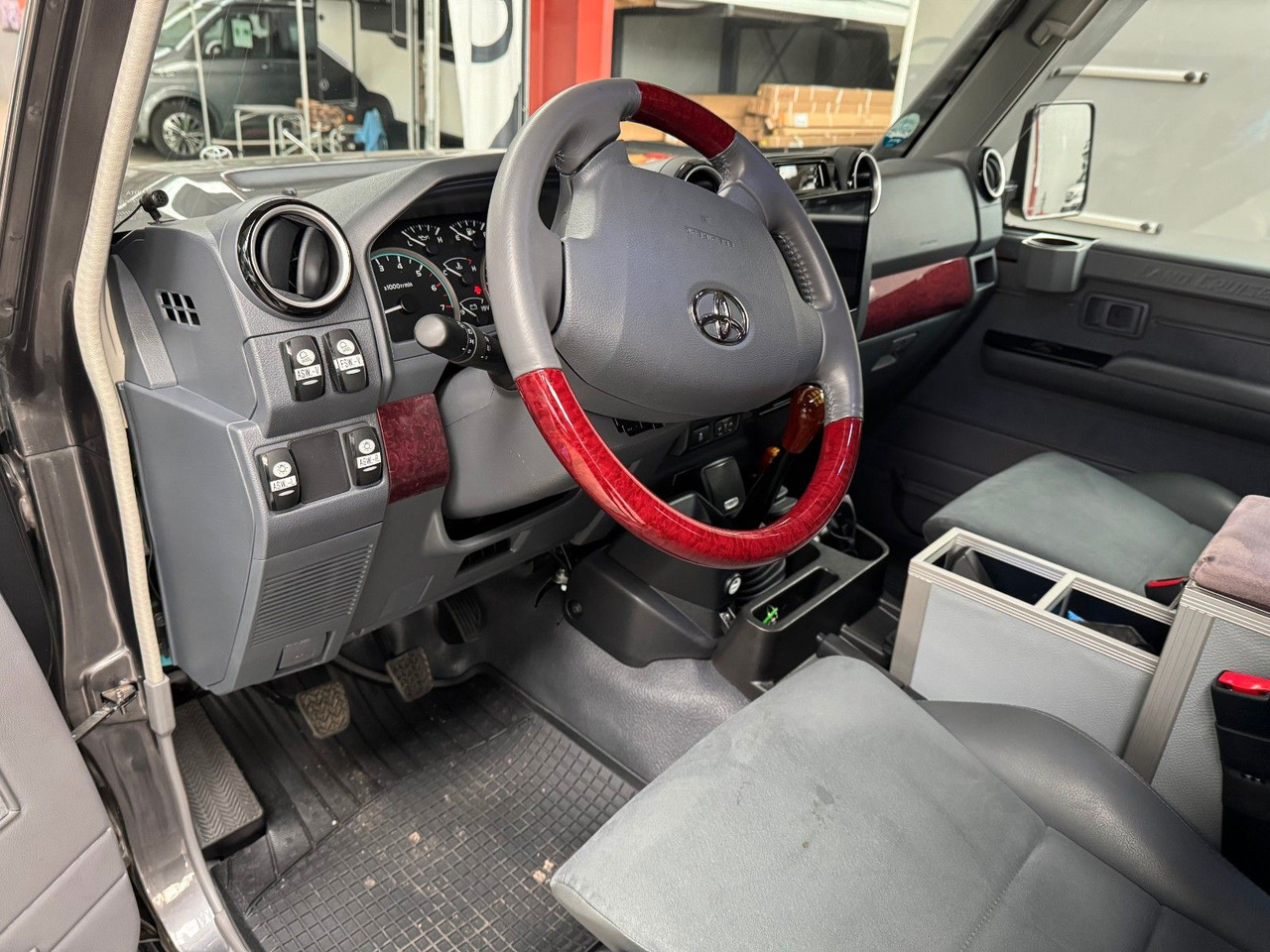 SUV Toyota GRJ 79 DC - VX LIMITED / VIELE EXTRAS: photos 14
