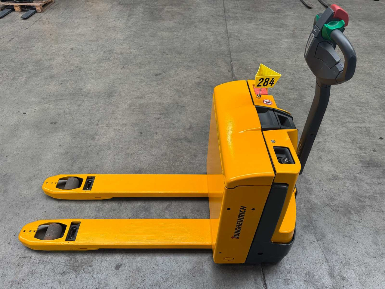 10/2024 SERVICE+UVV 10/2026 JUNGHEINRICH EJE116 1,600KG PALLET TRUCK ANT 2,198 HOURS - Chariot élévateur: photos 5 10/2024 SERVICE+UVV 10/2026 JUNGHEINRICH EJE116 1,600KG PALLET TRUCK ANT 2,198 HOURS - Chariot élévateur: photos 5