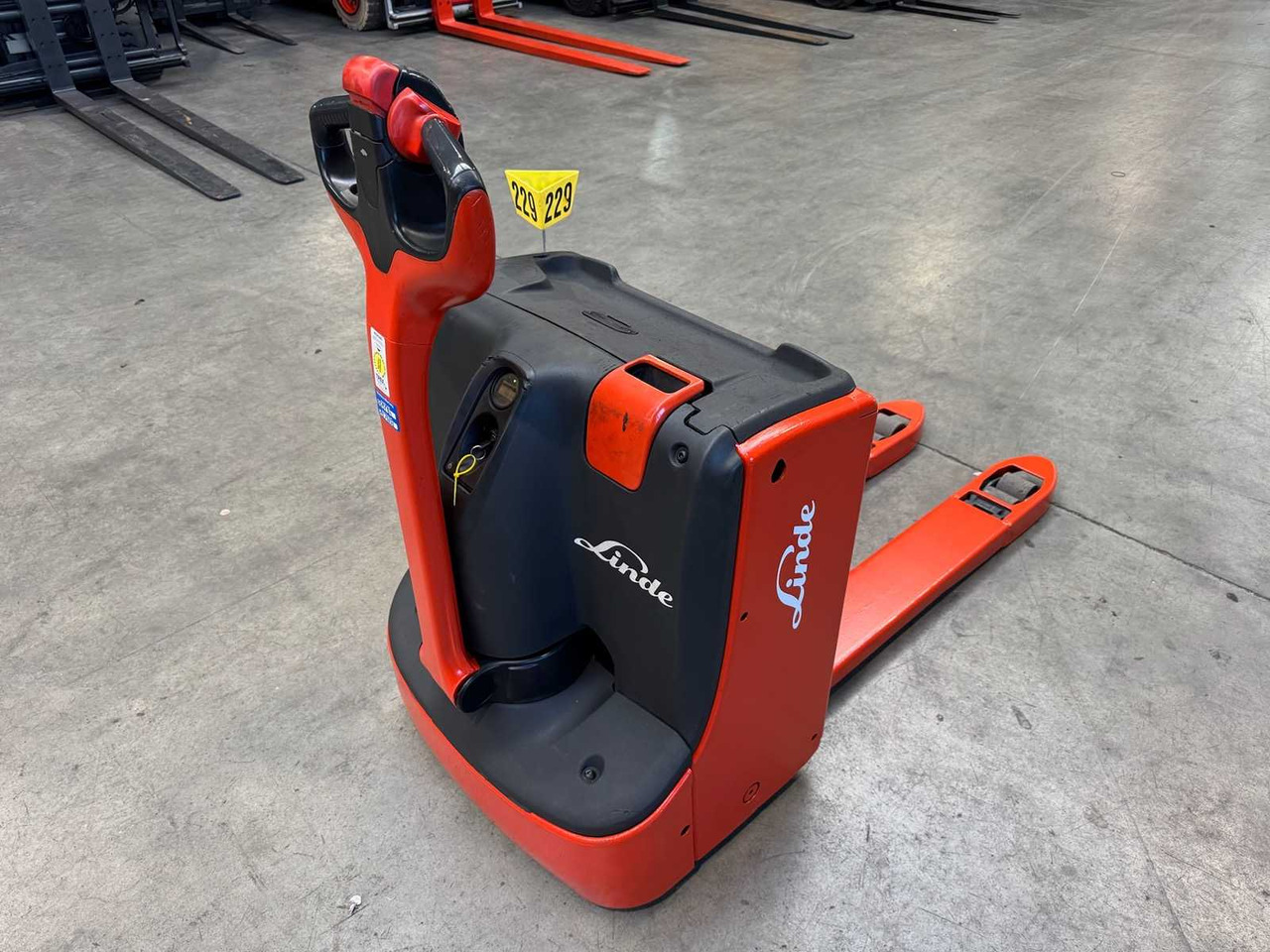 17/2024 LINDE T16 1,600KG PALLET TRUCK ANT STACKER INITIAL STROKE 1,691 HOURS - Chariot élévateur: photos 4 17/2024 LINDE T16 1,600KG PALLET TRUCK ANT STACKER INITIAL STROKE 1,691 HOURS - Chariot élévateur: photos 4