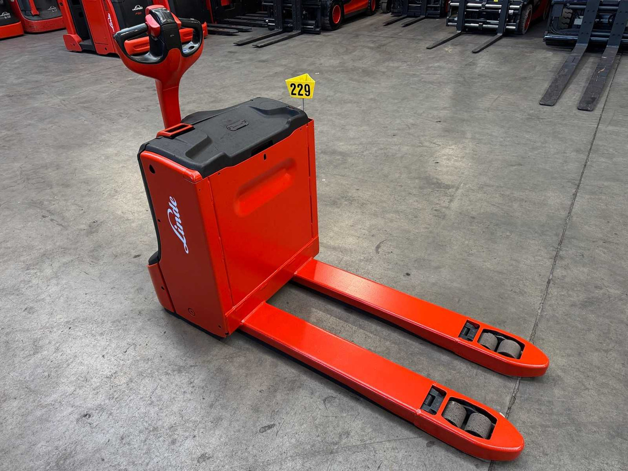17/2024 LINDE T16 1,600KG PALLET TRUCK ANT STACKER INITIAL STROKE 1,691 HOURS - Chariot élévateur: photos 2 17/2024 LINDE T16 1,600KG PALLET TRUCK ANT STACKER INITIAL STROKE 1,691 HOURS - Chariot élévateur: photos 2