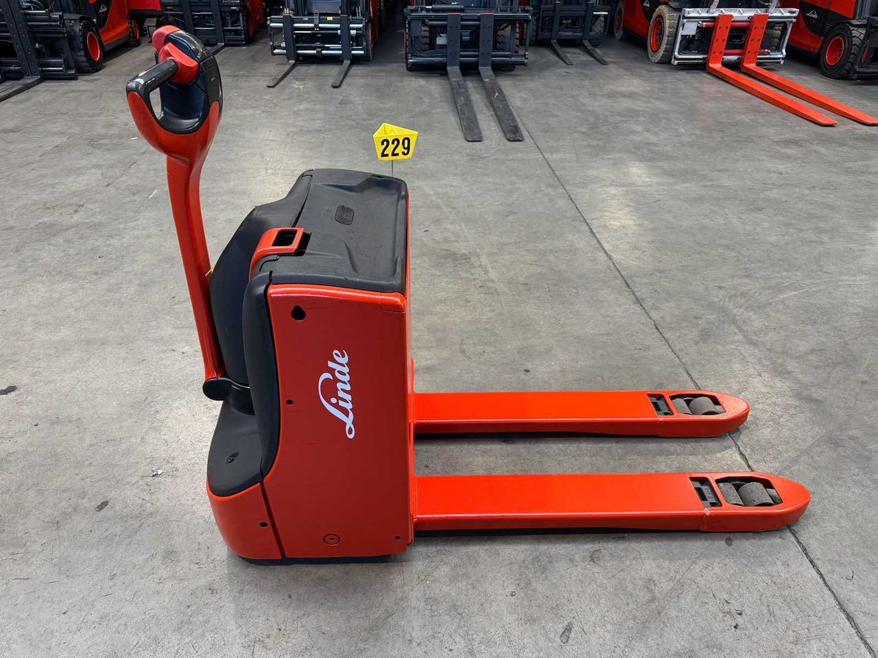 17/2024 LINDE T16 1,600KG PALLET TRUCK ANT STACKER INITIAL STROKE 1,691 HOURS - Chariot élévateur: photos 3 17/2024 LINDE T16 1,600KG PALLET TRUCK ANT STACKER INITIAL STROKE 1,691 HOURS - Chariot élévateur: photos 3
