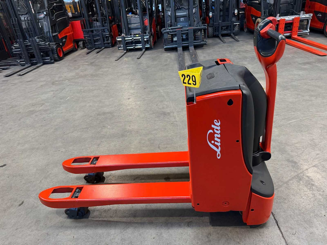 17/2024 LINDE T16 1,600KG PALLET TRUCK ANT STACKER INITIAL STROKE 1,691 HOURS - Chariot élévateur: photos 1 17/2024 LINDE T16 1,600KG PALLET TRUCK ANT STACKER INITIAL STROKE 1,691 HOURS - Chariot élévateur: photos 1