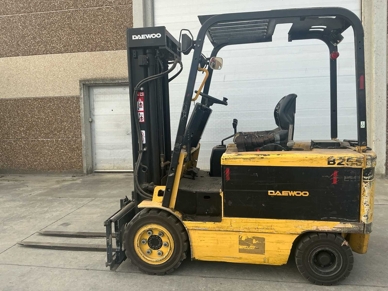 1998 DAEWOO B25S-2 FORKLIFT - Chariot élévateur: photos 1 1998 DAEWOO B25S-2 FORKLIFT - Chariot élévateur: photos 1