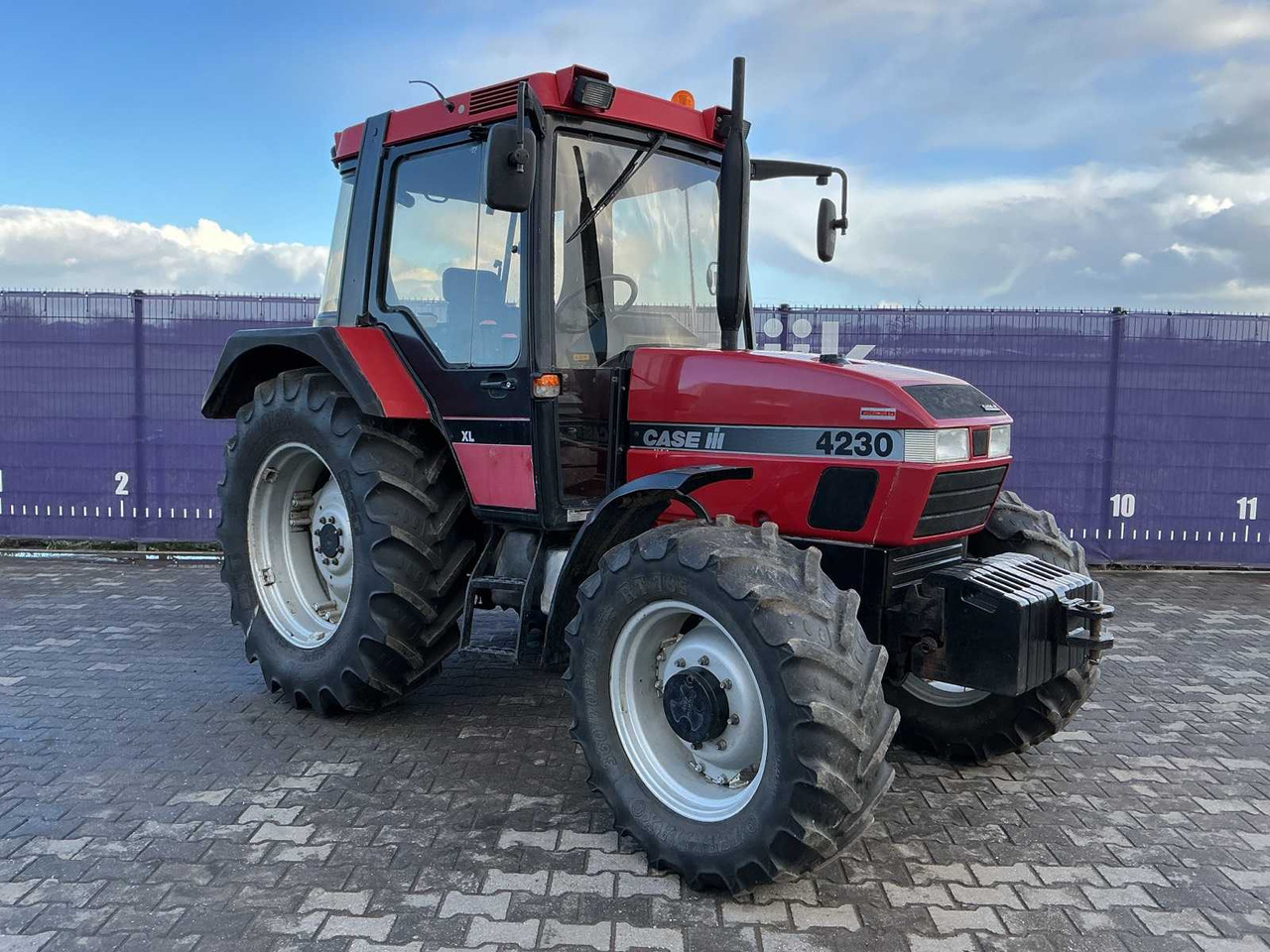 1999 CASE IH 4230 XL ALL-WHEEL DRIVE FARM TRACTOR - Tracteur agricole: photos 2 1999 CASE IH 4230 XL ALL-WHEEL DRIVE FARM TRACTOR - Tracteur agricole: photos 2