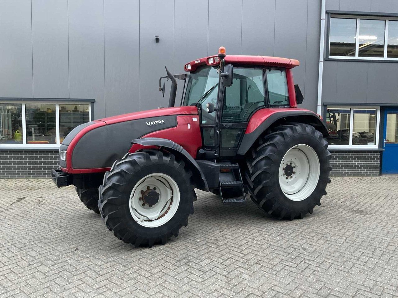 2004 VALTRA T120 ALL-WHEEL DRIVE FARM TRACTOR - Tracteur agricole: photos 1 2004 VALTRA T120 ALL-WHEEL DRIVE FARM TRACTOR - Tracteur agricole: photos 1