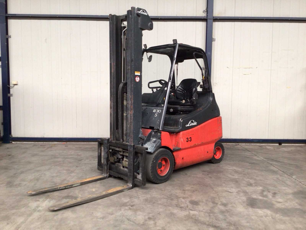 2011 LINDE E30-03/600 FORKLIFT - Chariot élévateur: photos 1 2011 LINDE E30-03/600 FORKLIFT - Chariot élévateur: photos 1