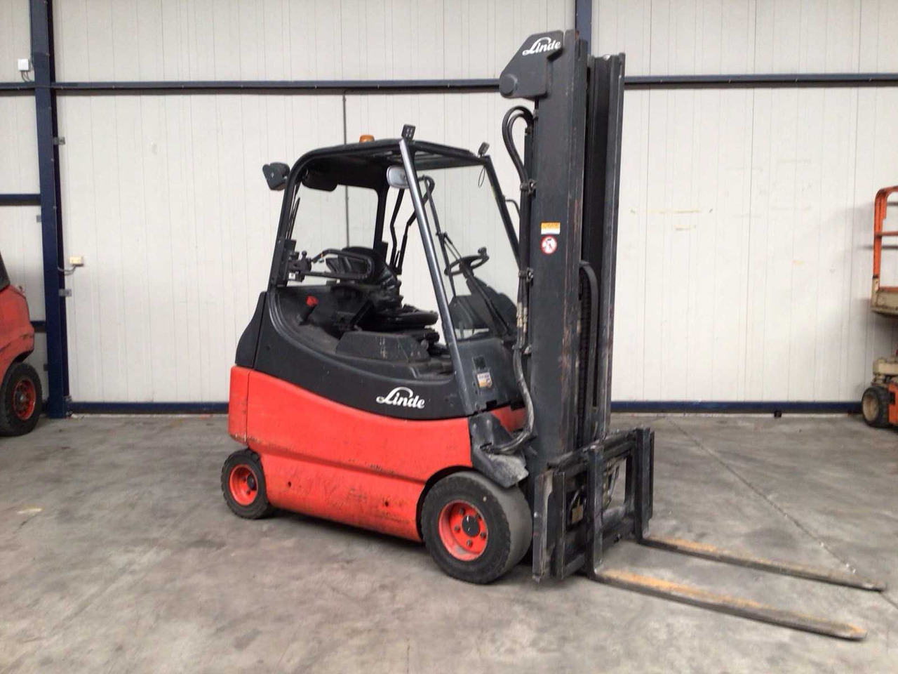 2011 LINDE E30-03/600 FORKLIFT - Chariot élévateur: photos 3 2011 LINDE E30-03/600 FORKLIFT - Chariot élévateur: photos 3
