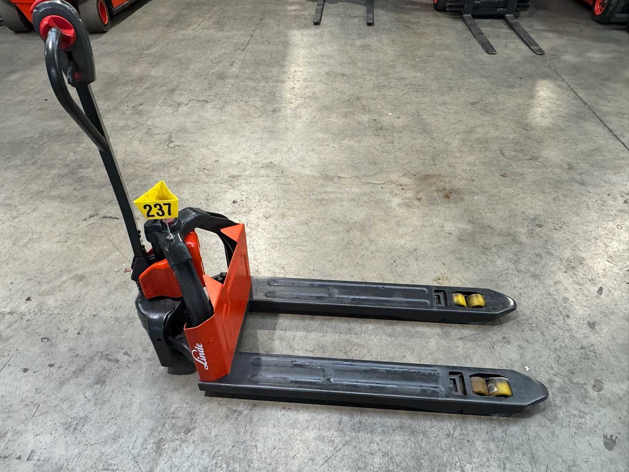 2019 LINDE MT12 1.200KG ANT PALLET TRUCK LITHIUM LI-ION STACKER 608 HOURS - Chariot élévateur: photos 1 2019 LINDE MT12 1.200KG ANT PALLET TRUCK LITHIUM LI-ION STACKER 608 HOURS - Chariot élévateur: photos 1