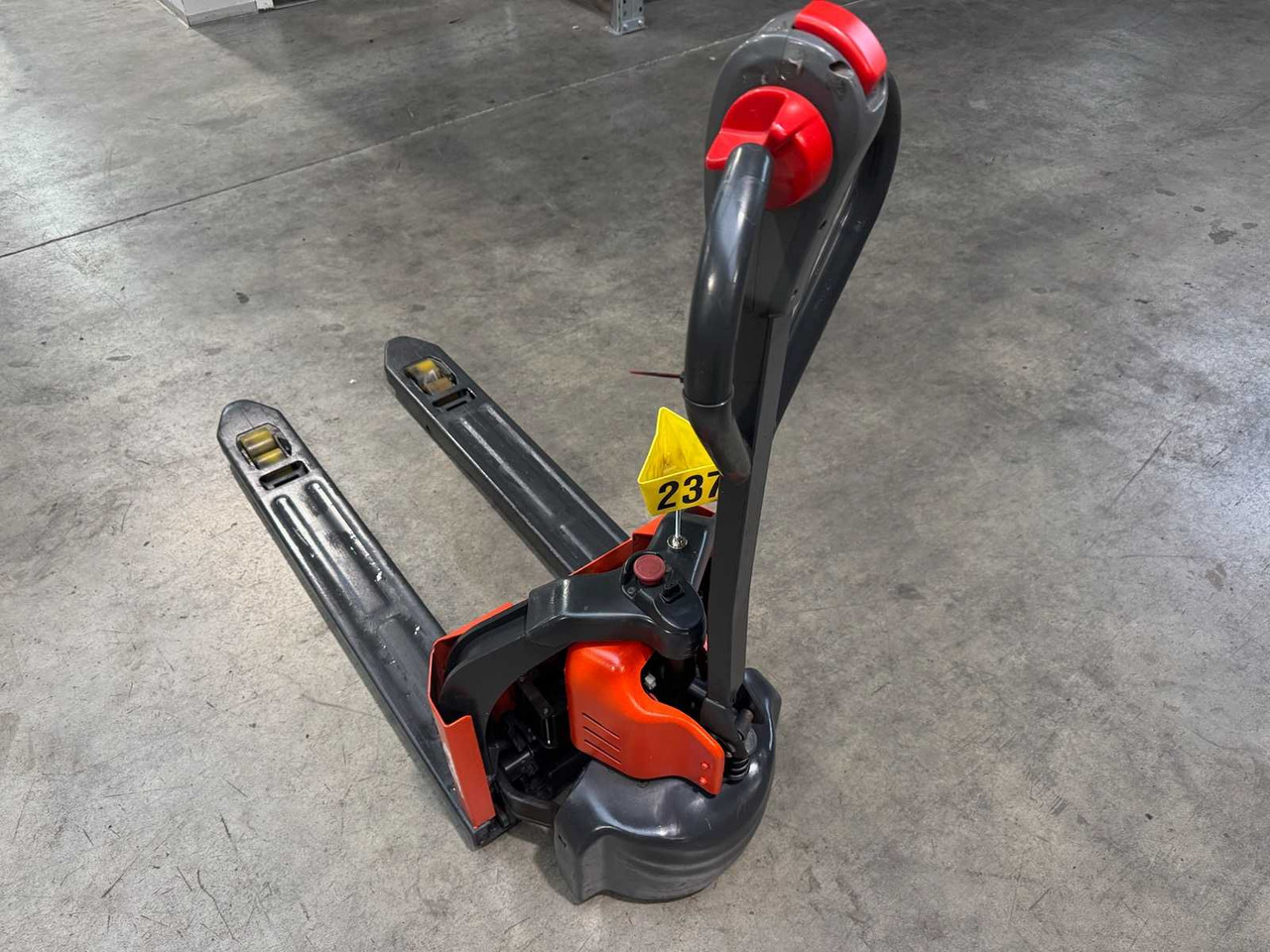 2019 LINDE MT12 1.200KG ANT PALLET TRUCK LITHIUM LI-ION STACKER 608 HOURS - Chariot élévateur: photos 3 2019 LINDE MT12 1.200KG ANT PALLET TRUCK LITHIUM LI-ION STACKER 608 HOURS - Chariot élévateur: photos 3