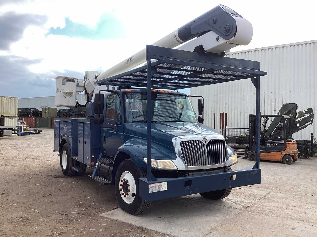2005 INTERNATIONAL 4300 SBA 4X2 TRUCK-MOUNTED BOOM LIFT - Camion: photos 2 2005 INTERNATIONAL 4300 SBA 4X2 TRUCK-MOUNTED BOOM LIFT - Camion: photos 2