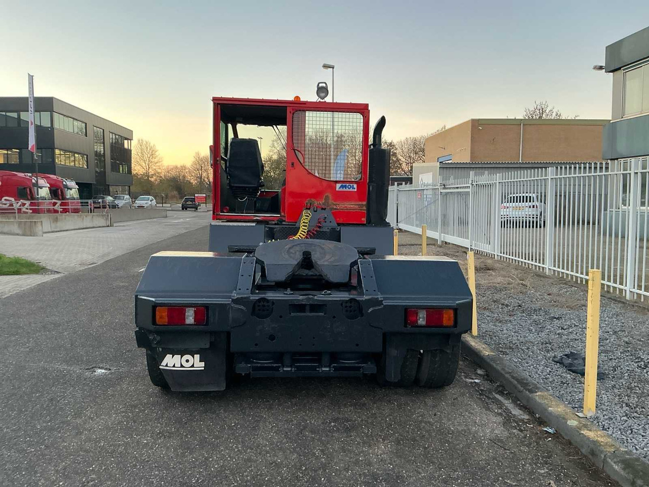 2005 MOL YT200/4X2 TERMINAL TRUCK - Camion: photos 5 2005 MOL YT200/4X2 TERMINAL TRUCK - Camion: photos 5