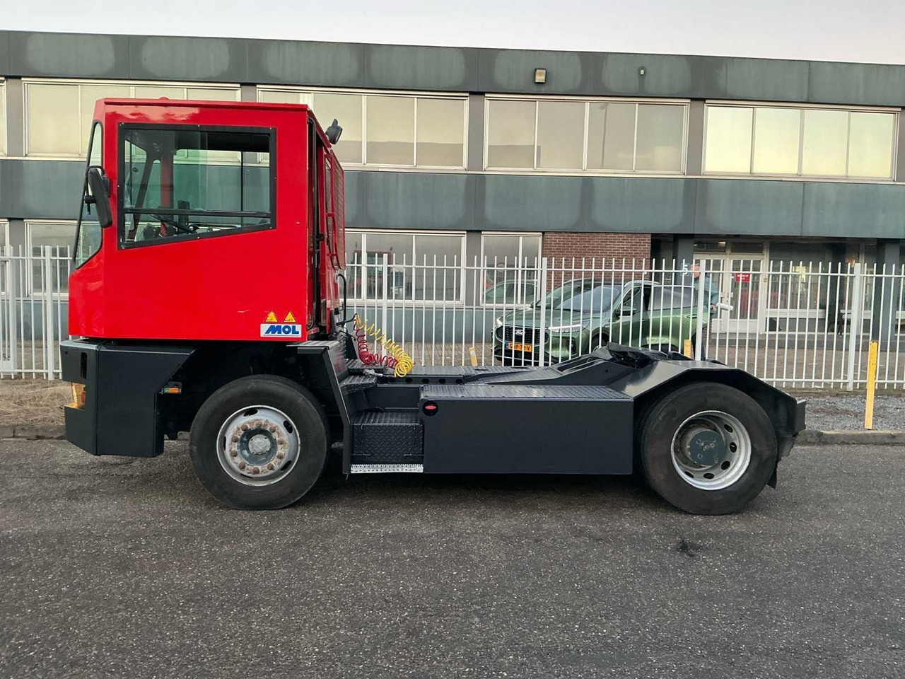 2005 MOL YT200/4X2 TERMINAL TRUCK - Camion: photos 3 2005 MOL YT200/4X2 TERMINAL TRUCK - Camion: photos 3