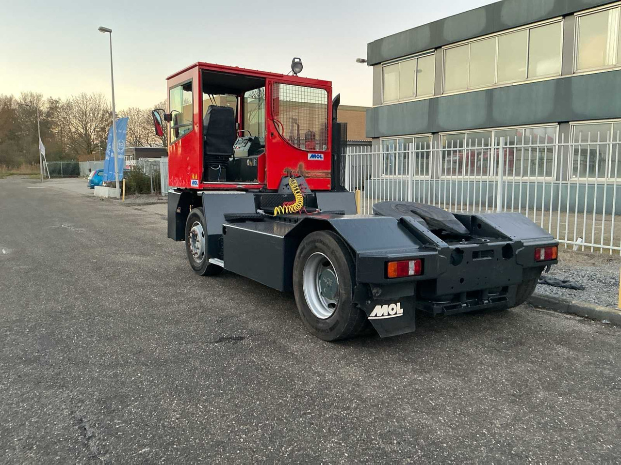 2005 MOL YT200/4X2 TERMINAL TRUCK - Camion: photos 4 2005 MOL YT200/4X2 TERMINAL TRUCK - Camion: photos 4