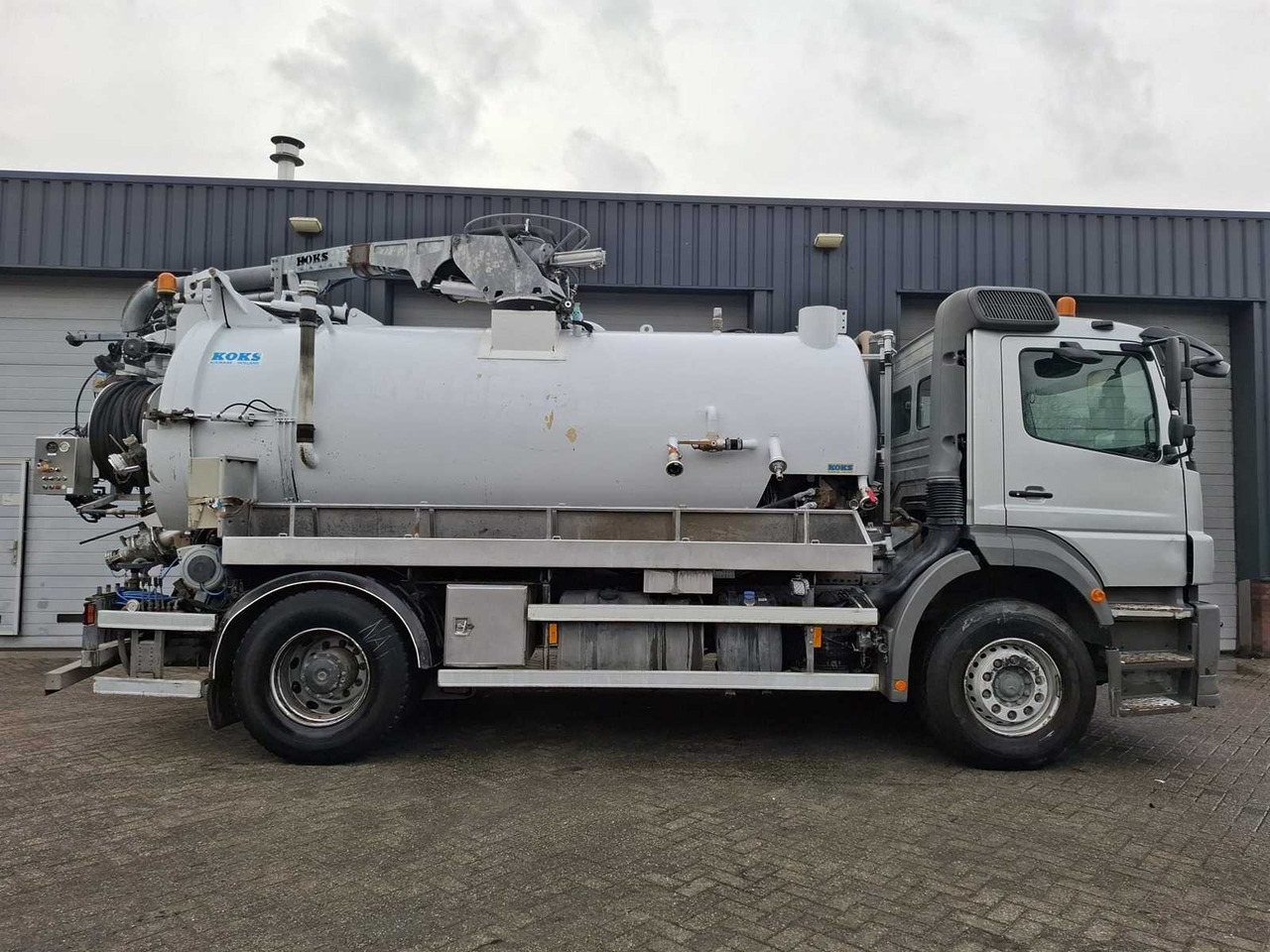 2009 MERCEDES-BENZ AXOR 1829 L GULLY VACUUM TRUCK - Camion: photos 3 2009 MERCEDES-BENZ AXOR 1829 L GULLY VACUUM TRUCK - Camion: photos 3