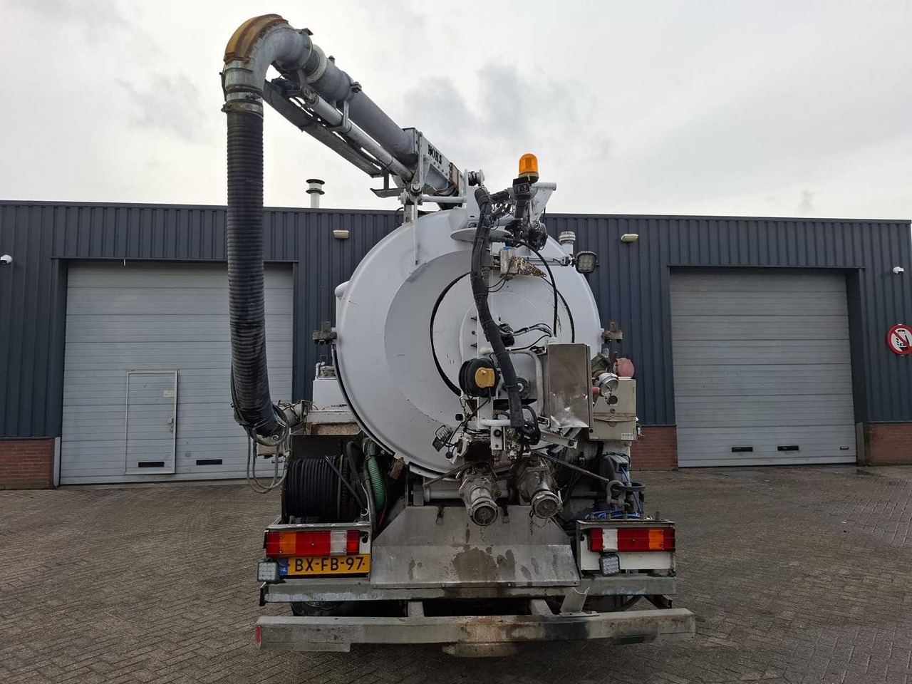 2009 MERCEDES-BENZ AXOR 1829 L GULLY VACUUM TRUCK - Camion: photos 4 2009 MERCEDES-BENZ AXOR 1829 L GULLY VACUUM TRUCK - Camion: photos 4