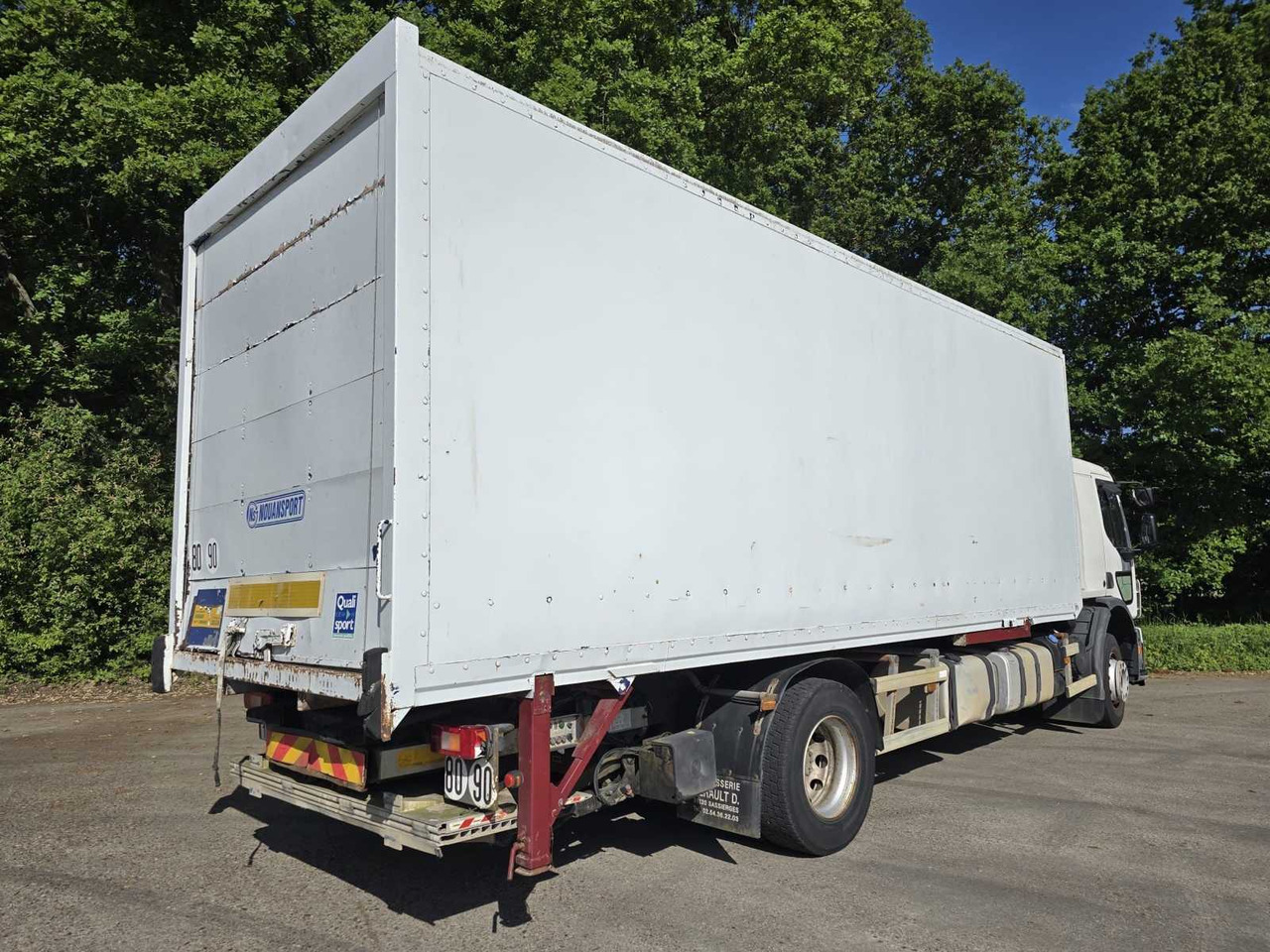 2010 VOLVO FE260 - RIGID WITH TAILGATE - 7.1L DIESEL – AIR-CONDITIONED - Camion: photos 4 2010 VOLVO FE260 - RIGID WITH TAILGATE - 7.1L DIESEL – AIR-CONDITIONED - Camion: photos 4