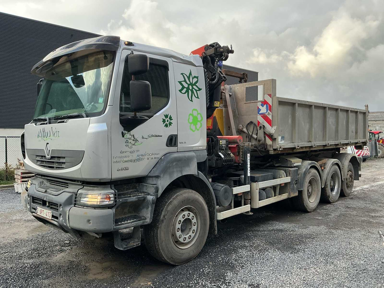 2011 RENAULT KERAX 460 TRIDEM TRUCK WITH CRANE AND CONTAINER - Camion: photos 3 2011 RENAULT KERAX 460 TRIDEM TRUCK WITH CRANE AND CONTAINER - Camion: photos 3