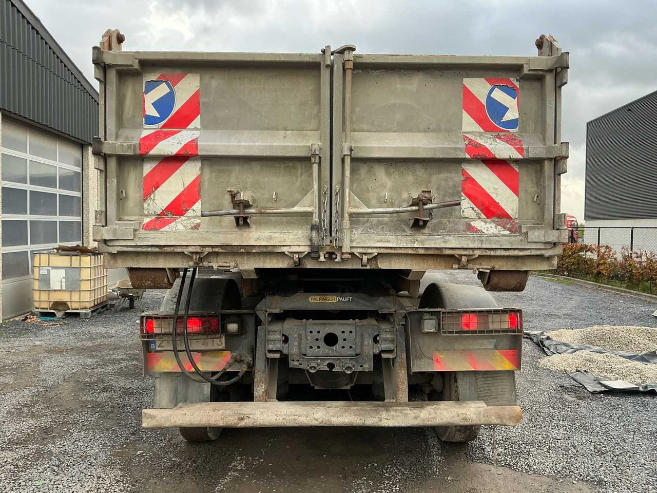 2011 RENAULT KERAX 460 TRIDEM TRUCK WITH CRANE AND CONTAINER - Camion: photos 5 2011 RENAULT KERAX 460 TRIDEM TRUCK WITH CRANE AND CONTAINER - Camion: photos 5