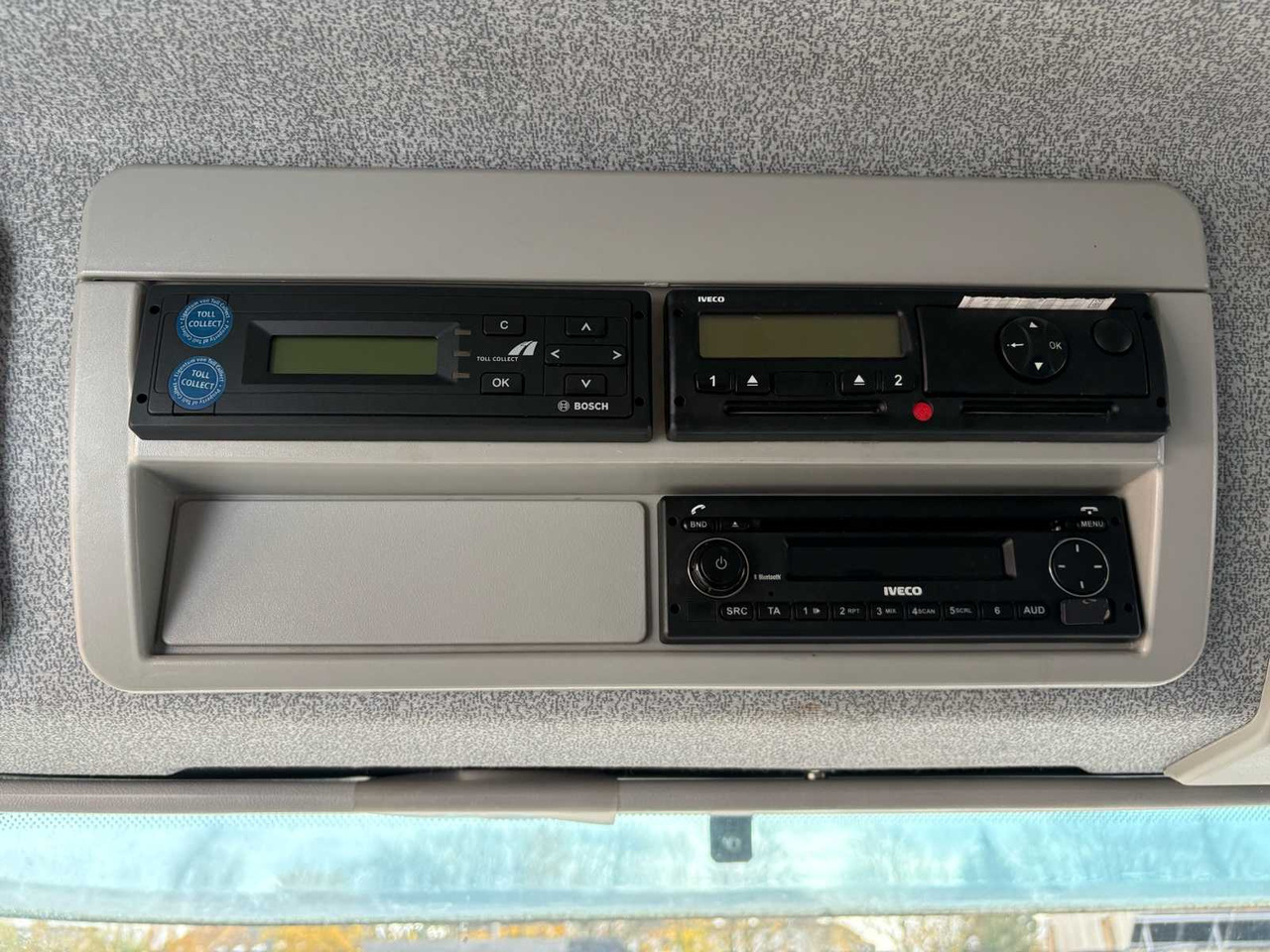 Camion IVECO CARGO HOOKLIFT FROM 2015 – INCL. 3 CONTAINERS: photos 19