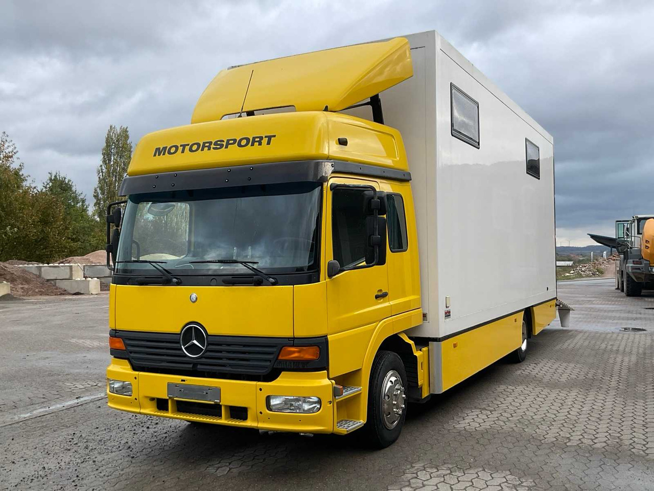 MERCEDES-BENZ - ATEGO 1328 - RACING TRANSPORTER WITH BOX BODY - Camion: photos 2 MERCEDES-BENZ - ATEGO 1328 - RACING TRANSPORTER WITH BOX BODY - Camion: photos 2