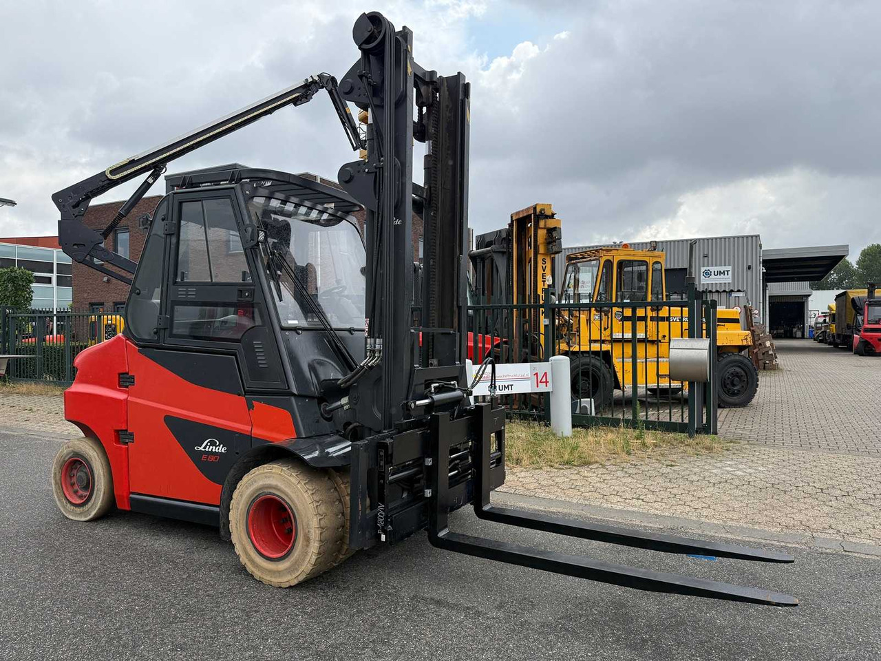 ELECTRIC LINDE E80-01/900 BATTERY 2020 - 4.5M FORK POSITIONER, SIDE-SHIFT - FORKLIFT YEAR OF MANUFACTURE 2017 - Chariot élévateur: photos 3 ELECTRIC LINDE E80-01/900 BATTERY 2020 - 4.5M FORK POSITIONER, SIDE-SHIFT - FORKLIFT YEAR OF MANUFACTURE 2017 - Chariot élévateur: photos 3
