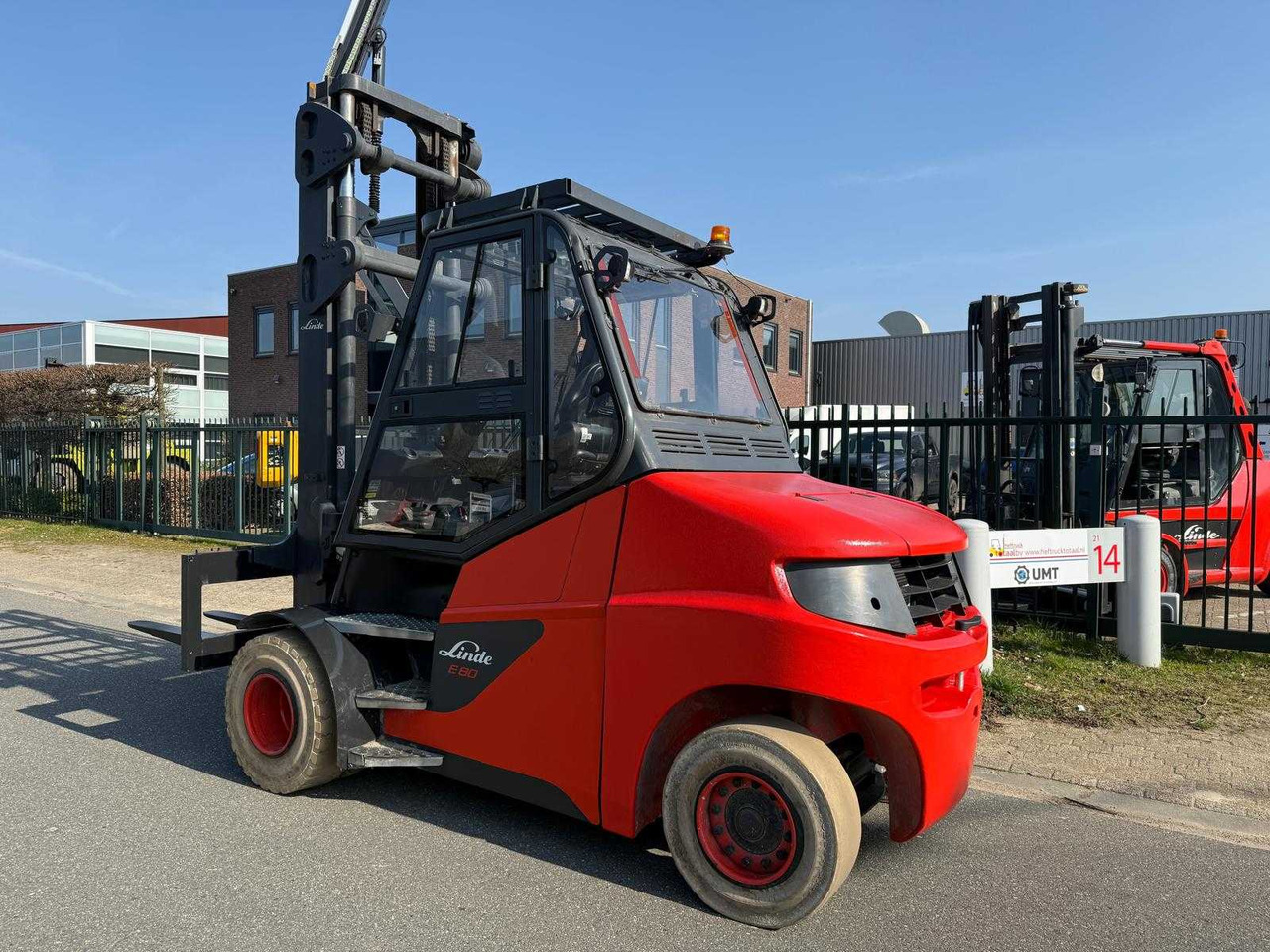 ELECTRIC LINDE E80-01/900 BATTERY 2020 - 4.5M FORK POSITIONER, SIDE-SHIFT - FORKLIFT YEAR OF MANUFACTURE 2017 - Chariot élévateur: photos 4 ELECTRIC LINDE E80-01/900 BATTERY 2020 - 4.5M FORK POSITIONER, SIDE-SHIFT - FORKLIFT YEAR OF MANUFACTURE 2017 - Chariot élévateur: photos 4