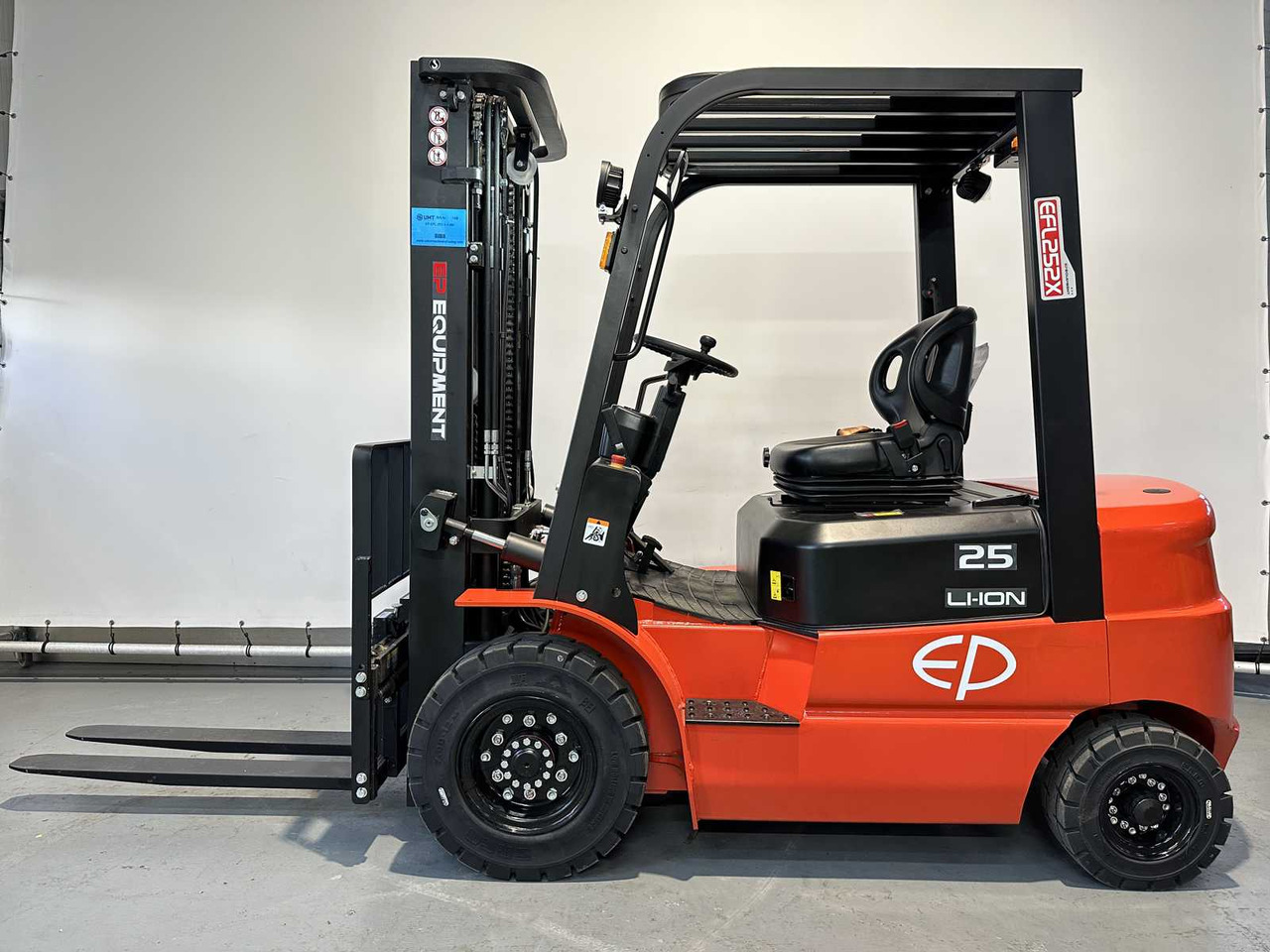 EP - EFL 252 X - FORK POSITIONER, SIDESHIFT, TRIPLEX, FORKLIFT 2025 - Chariot élévateur: photos 1 EP - EFL 252 X - FORK POSITIONER, SIDESHIFT, TRIPLEX, FORKLIFT 2025 - Chariot élévateur: photos 1