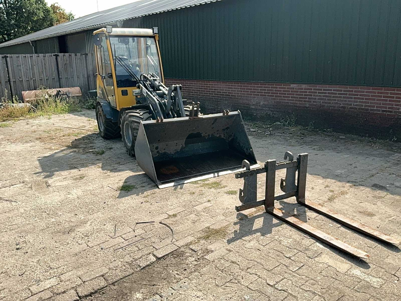 Eurotrac 8207W121CS - Chargeuse sur pneus: photos 3 Eurotrac 8207W121CS - Chargeuse sur pneus: photos 3