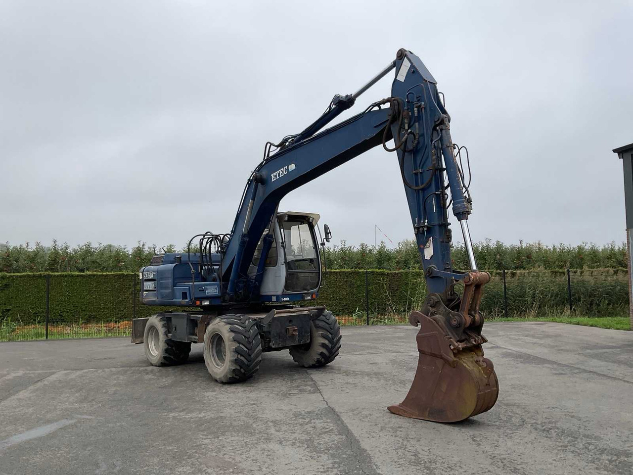 Fiat Hitachi Etec 815B - Pelle sur pneus: photos 1 Fiat Hitachi Etec 815B - Pelle sur pneus: photos 1