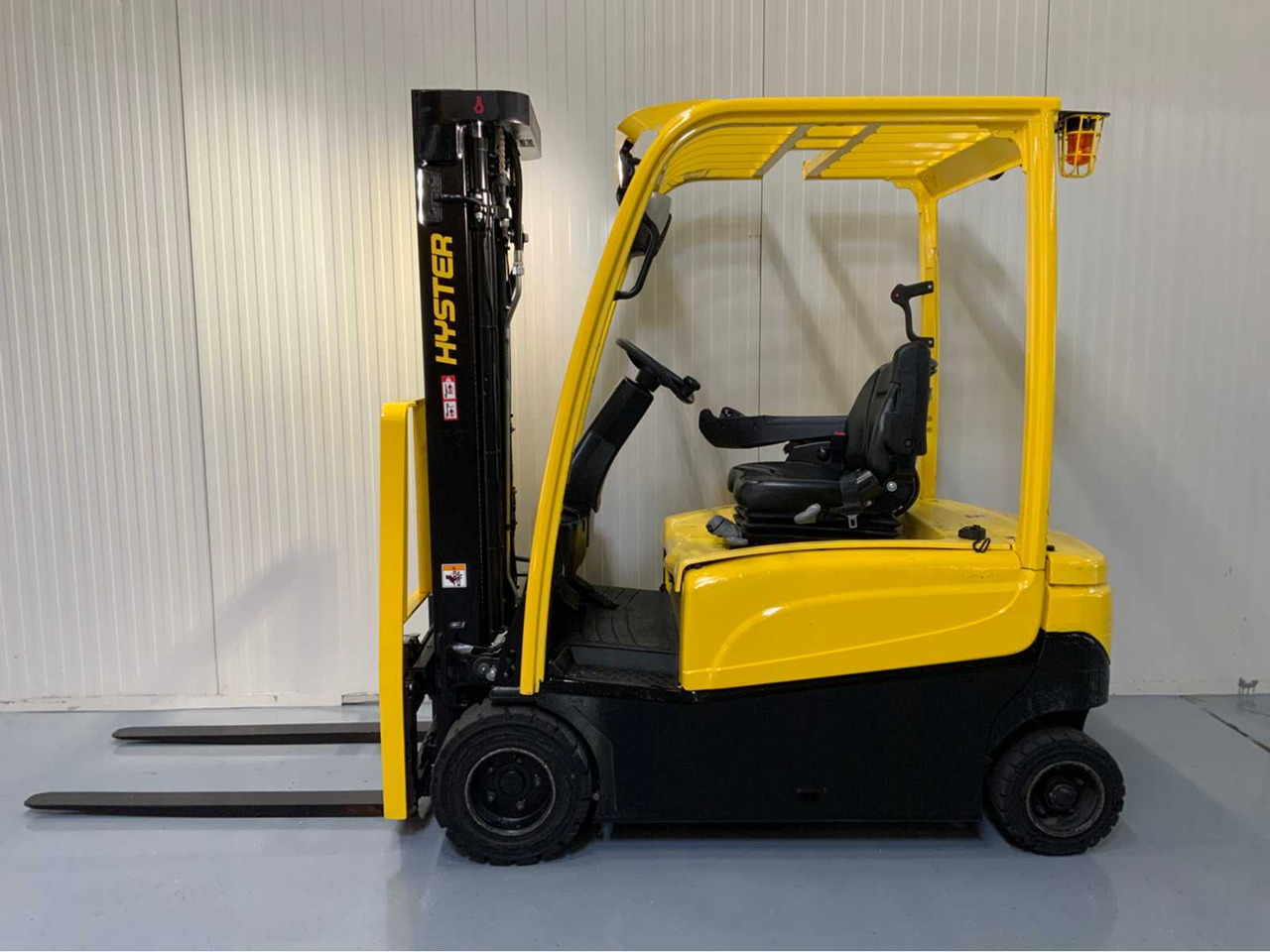 HYSTER - 2018 - J1.8XN - FORKLIFT, TRIPLEX, BLUESPOT, LED LIGHTING - Chariot élévateur: photos 2 HYSTER - 2018 - J1.8XN - FORKLIFT, TRIPLEX, BLUESPOT, LED LIGHTING - Chariot élévateur: photos 2