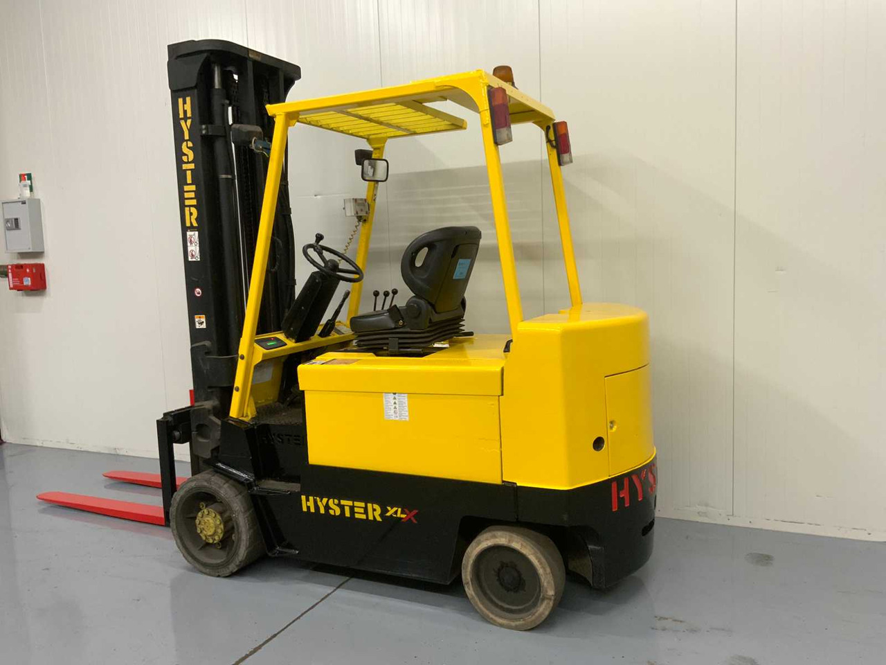 HYSTER - E4.50XLS - FORKLIFT, BATTERY CHARGER, SIDE SHIFT - Chariot élévateur: photos 3 HYSTER - E4.50XLS - FORKLIFT, BATTERY CHARGER, SIDE SHIFT - Chariot élévateur: photos 3