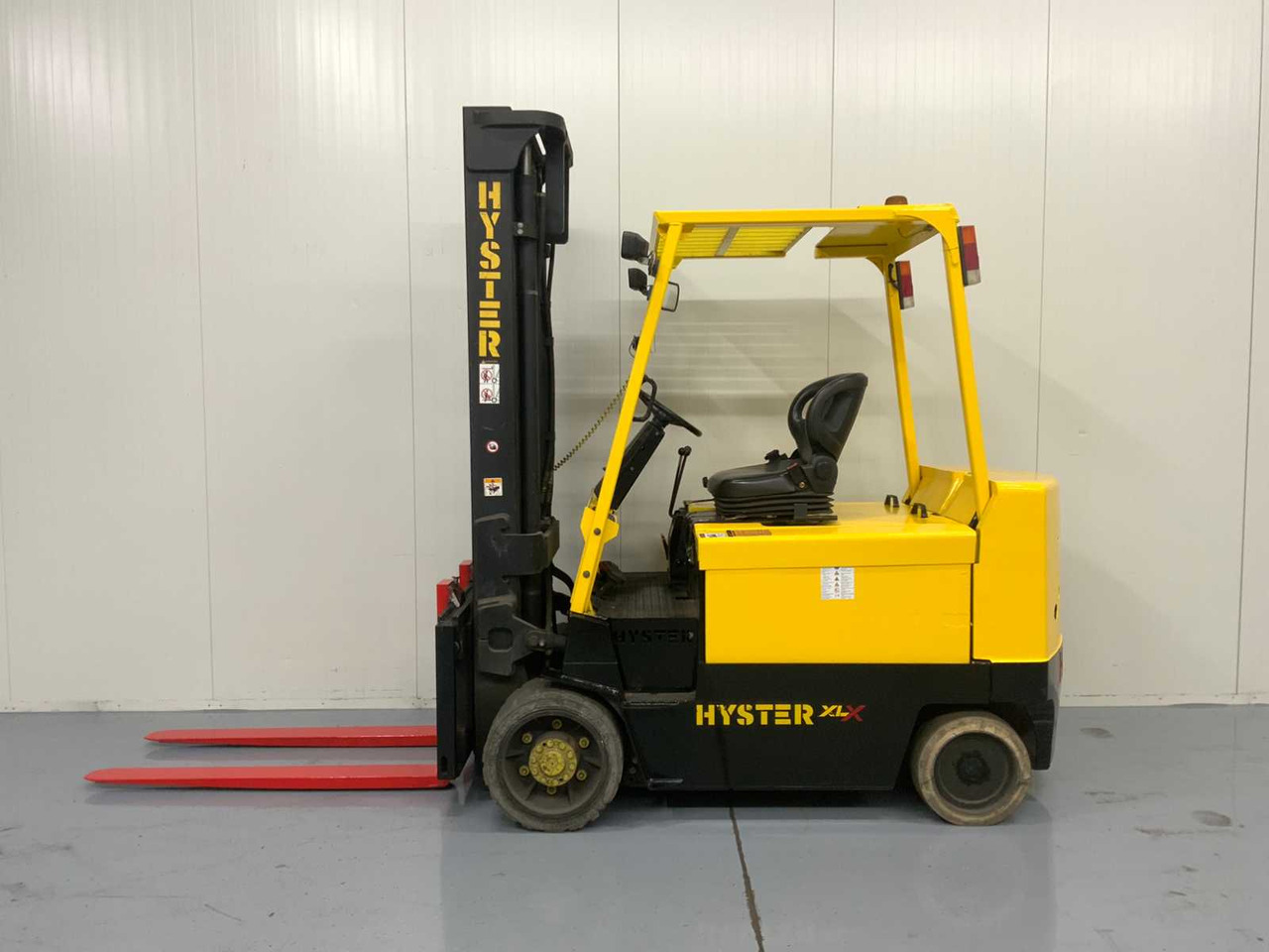 HYSTER - E4.50XLS - FORKLIFT, BATTERY CHARGER, SIDE SHIFT - Chariot élévateur: photos 2 HYSTER - E4.50XLS - FORKLIFT, BATTERY CHARGER, SIDE SHIFT - Chariot élévateur: photos 2