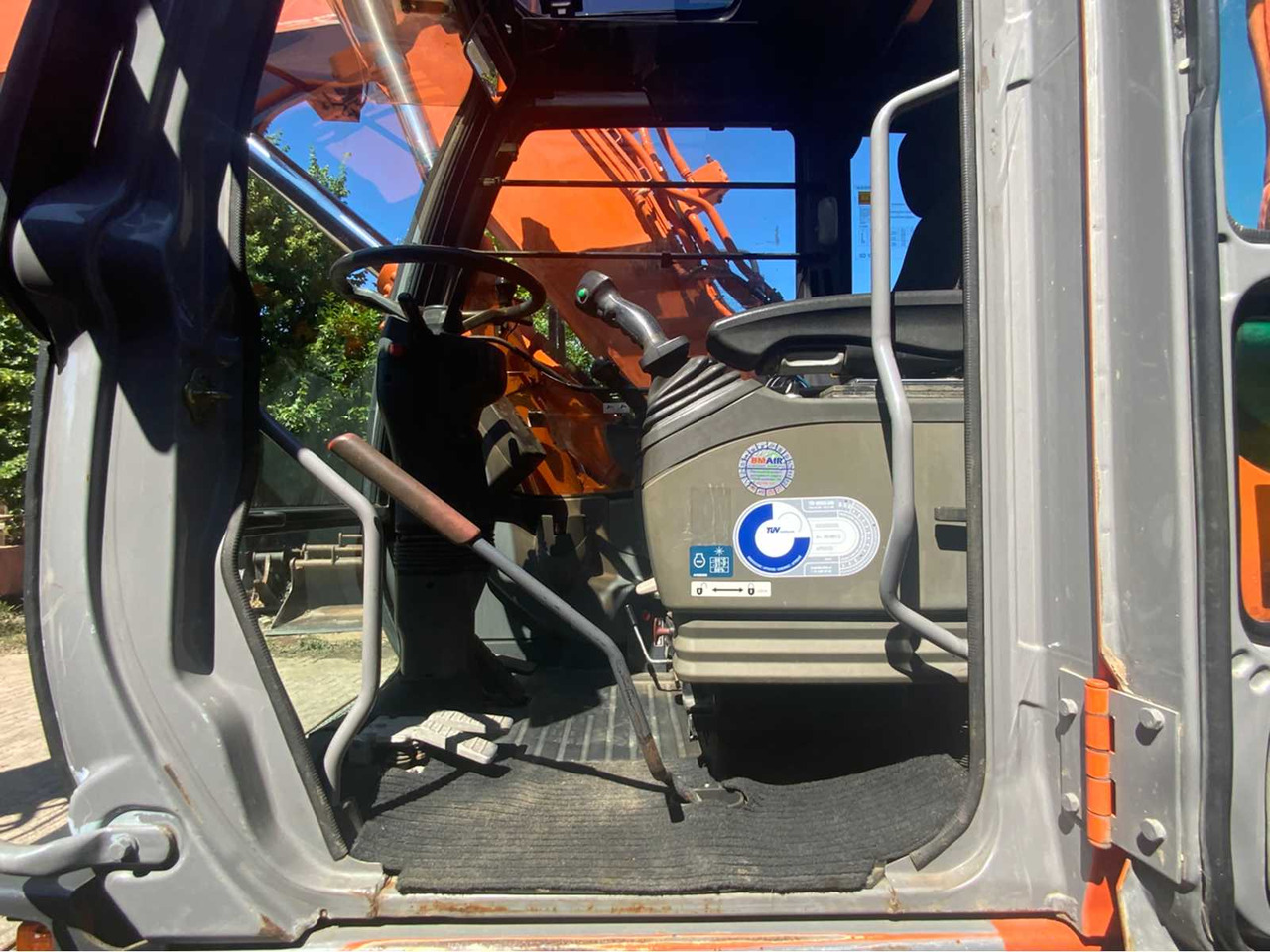 Pelle sur pneus Hitachi ZX 160W: photos 9