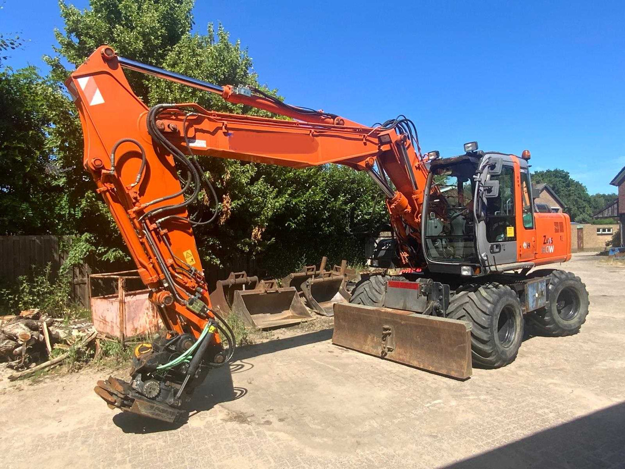 Hitachi ZX 160W - Pelle sur pneus: photos 1 Hitachi ZX 160W - Pelle sur pneus: photos 1