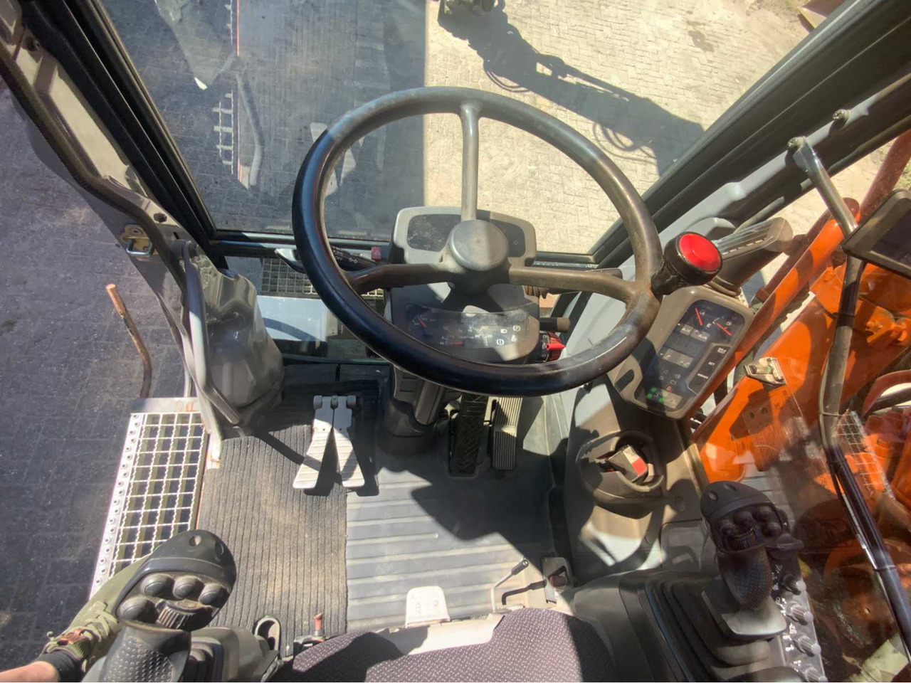 Pelle sur pneus Hitachi ZX 160W: photos 8