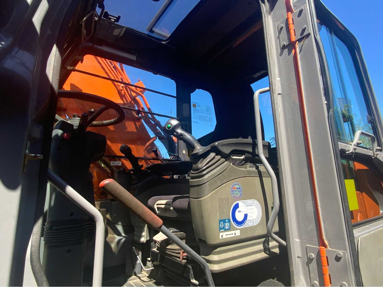 Pelle sur pneus Hitachi ZX 160W: photos 7