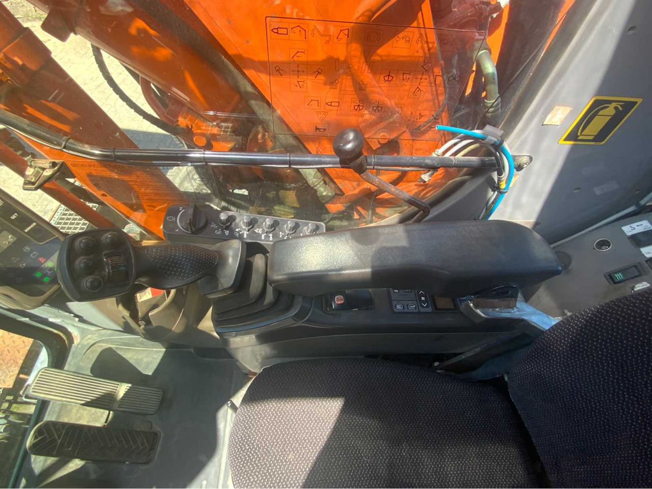 Pelle sur pneus Hitachi ZX 160W: photos 13