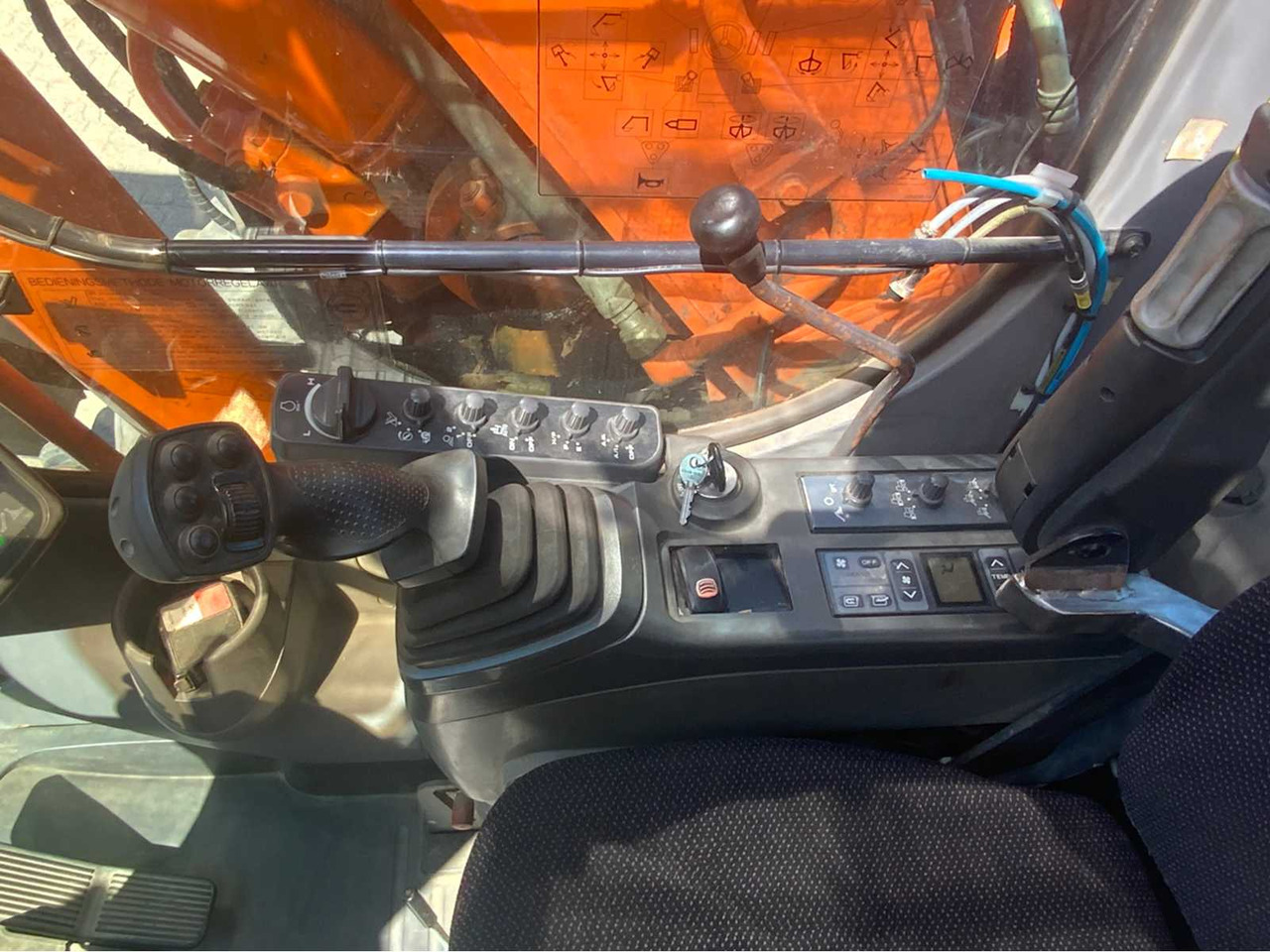 Pelle sur pneus Hitachi ZX 160W: photos 14