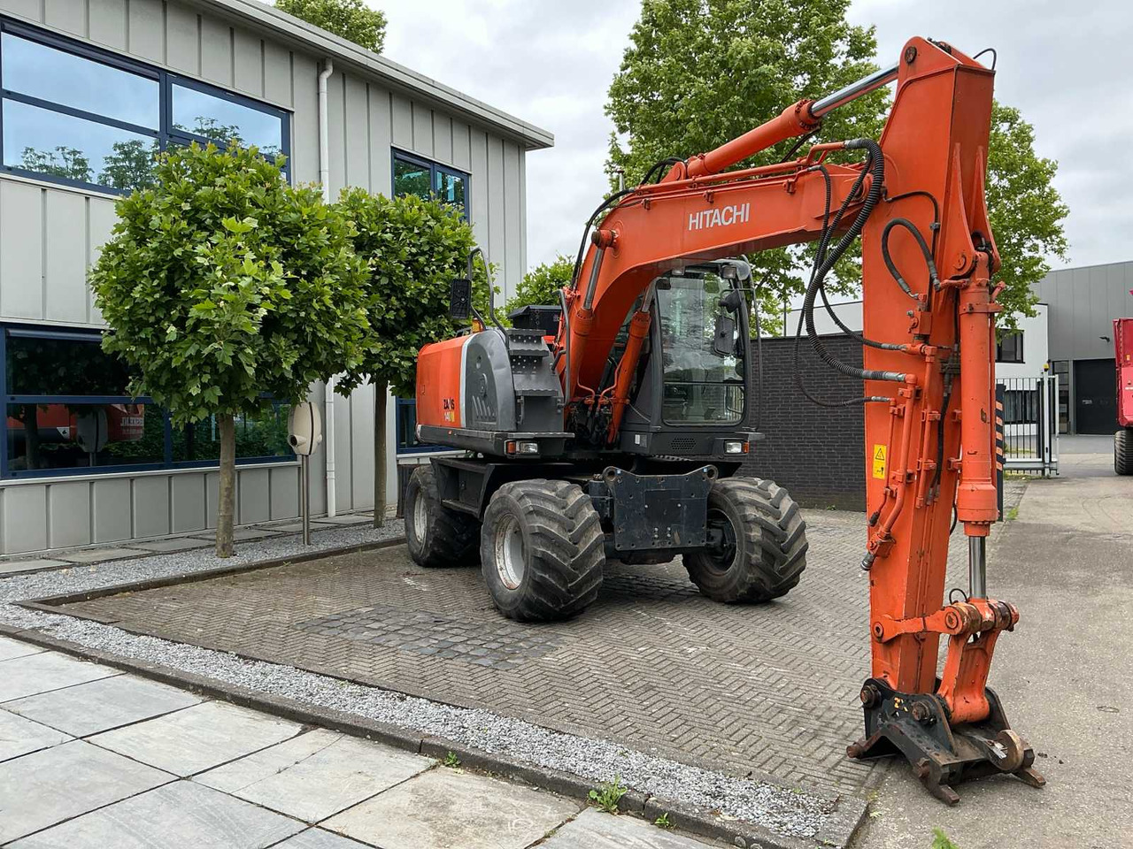 Hitachi ZX140W-3 - Pelle sur pneus: photos 3 Hitachi ZX140W-3 - Pelle sur pneus: photos 3