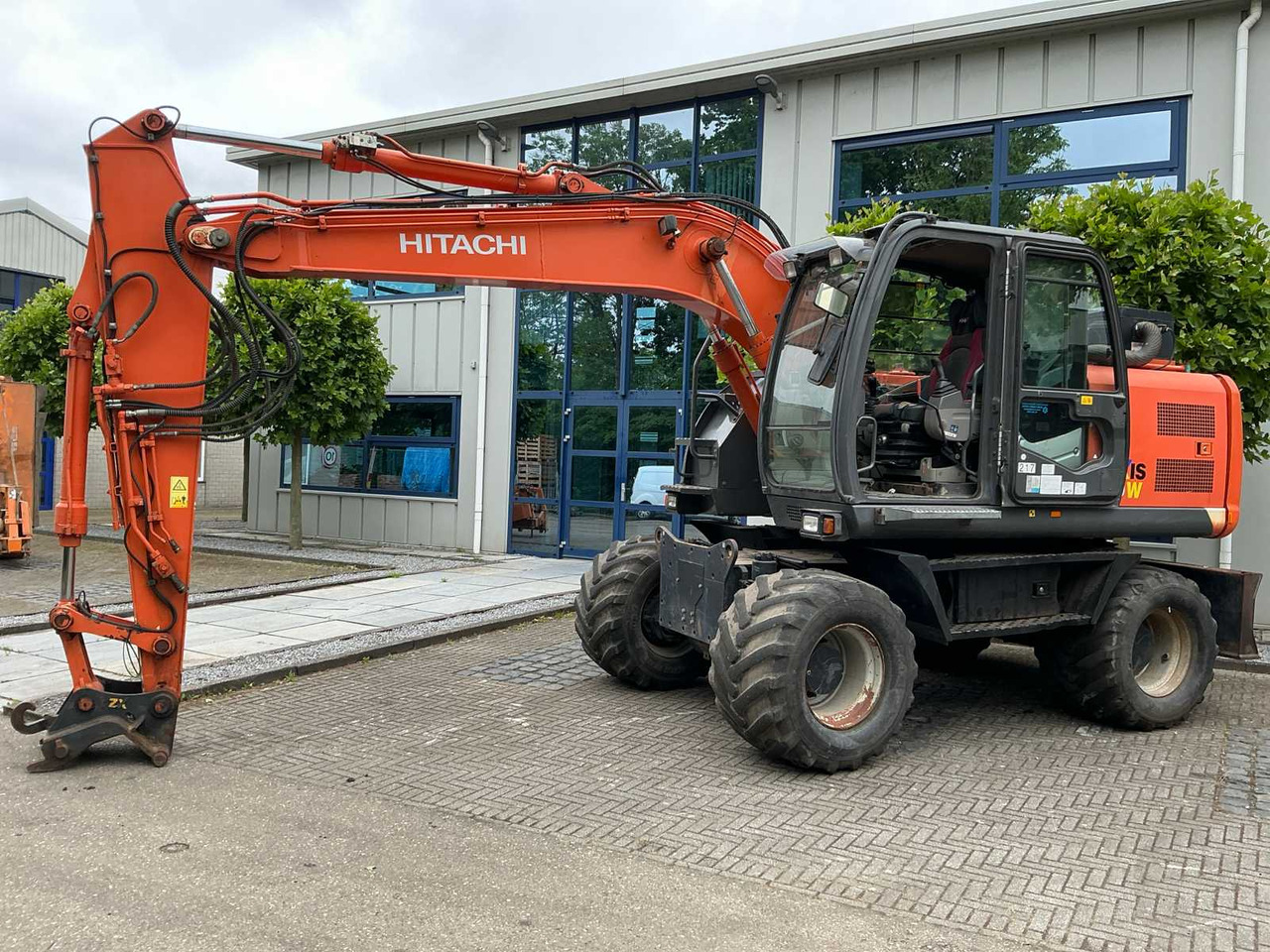 Hitachi ZX140W-3 - Pelle sur pneus: photos 1 Hitachi ZX140W-3 - Pelle sur pneus: photos 1