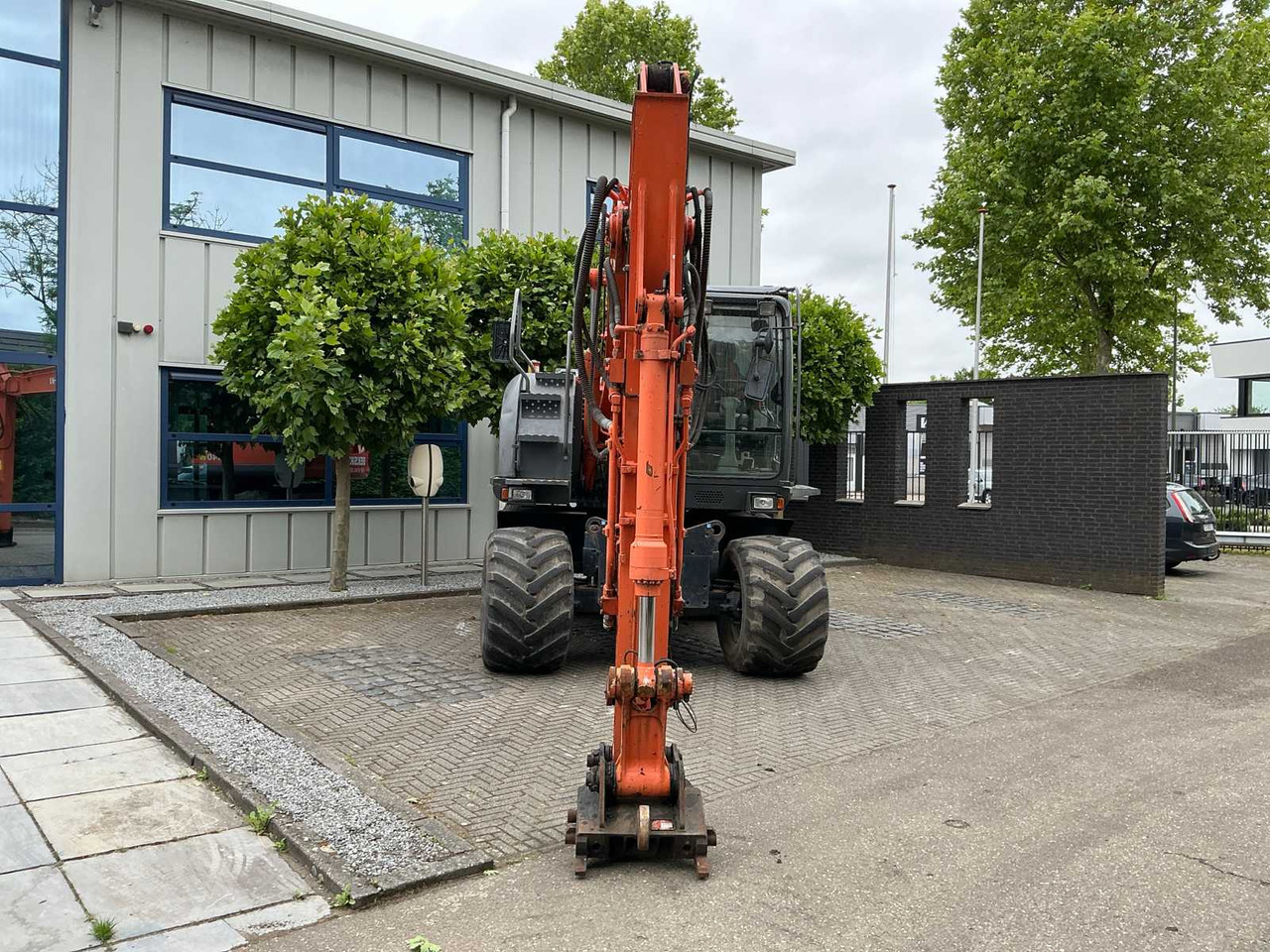 Hitachi ZX140W-3 - Pelle sur pneus: photos 2 Hitachi ZX140W-3 - Pelle sur pneus: photos 2