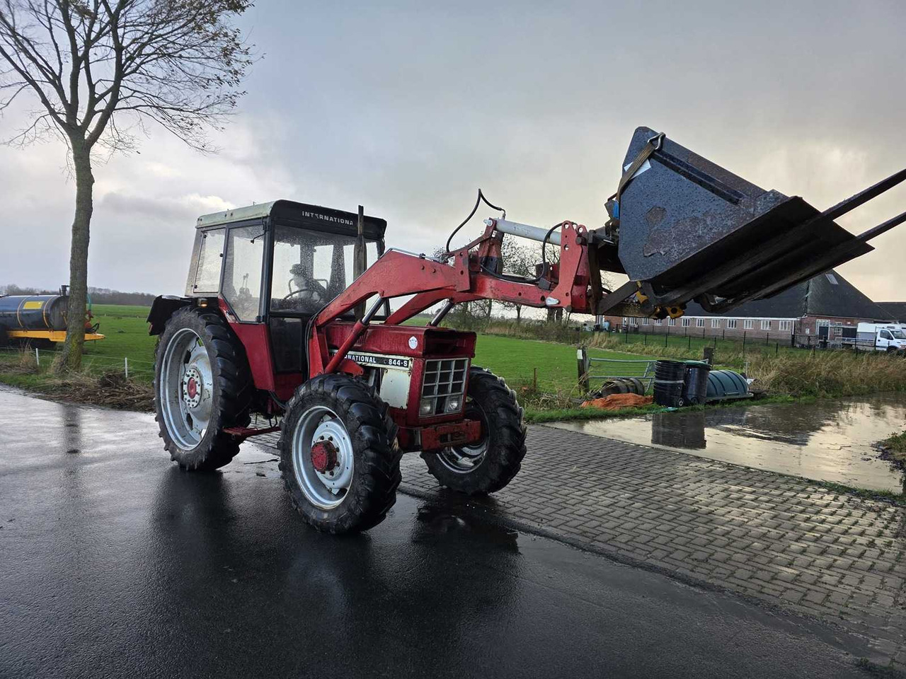 INTERNATIONAL 844-S ALL-WHEEL DRIVE FARM TRACTOR - Tracteur agricole: photos 2 INTERNATIONAL 844-S ALL-WHEEL DRIVE FARM TRACTOR - Tracteur agricole: photos 2