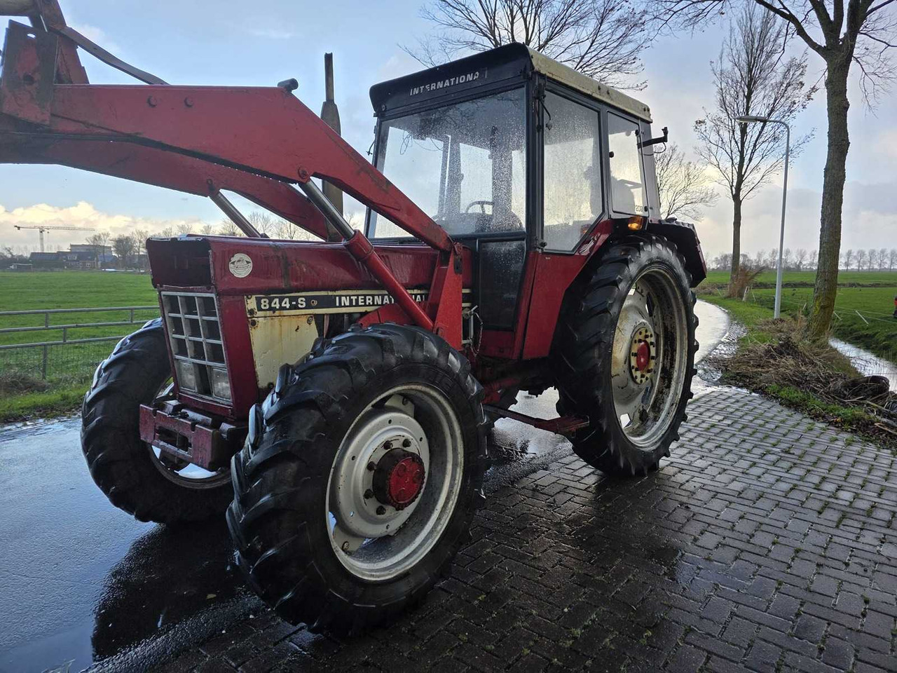 INTERNATIONAL 844-S ALL-WHEEL DRIVE FARM TRACTOR - Tracteur agricole: photos 1 INTERNATIONAL 844-S ALL-WHEEL DRIVE FARM TRACTOR - Tracteur agricole: photos 1