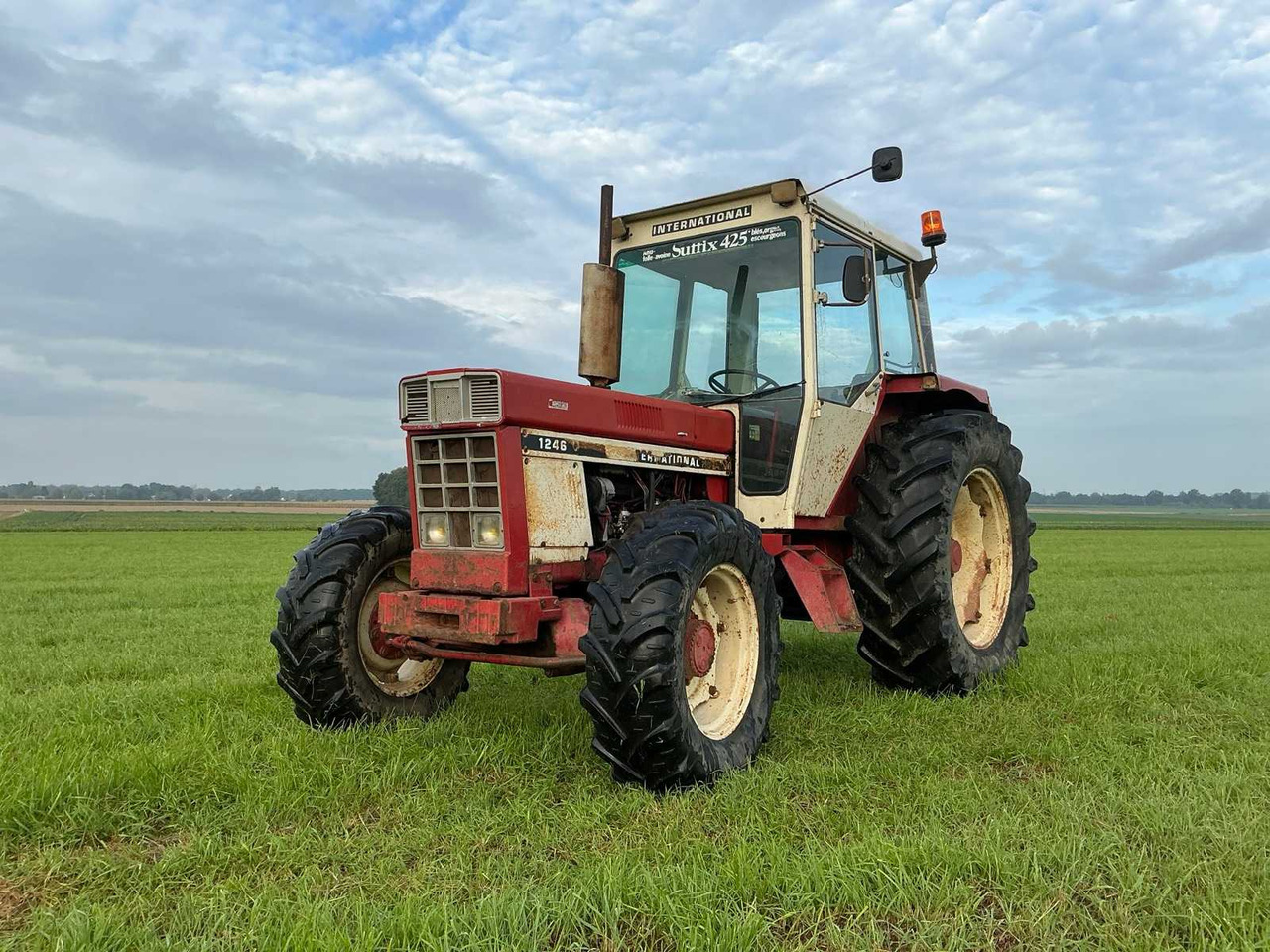 International 1246 - Tracteur agricole: photos 1 International 1246 - Tracteur agricole: photos 1