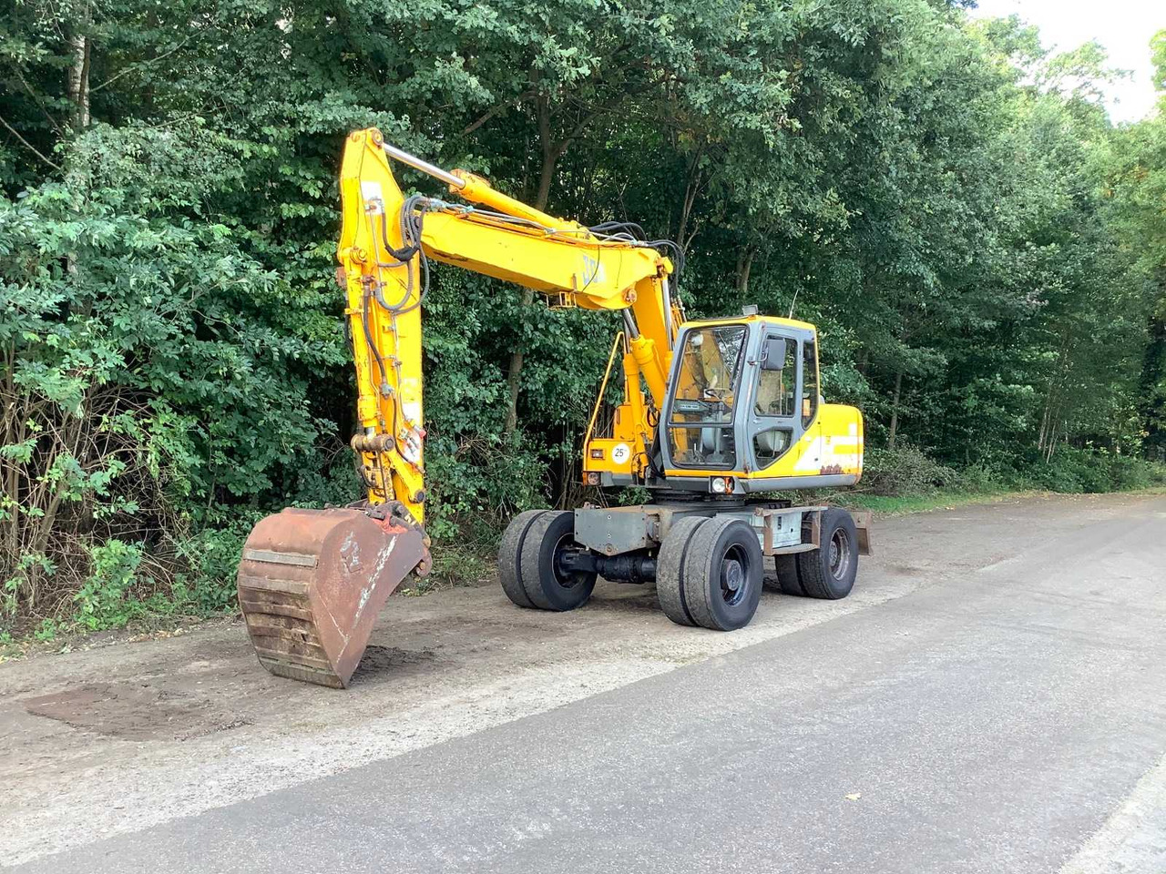 JCB JS130W - Pelle sur pneus: photos 1 JCB JS130W - Pelle sur pneus: photos 1