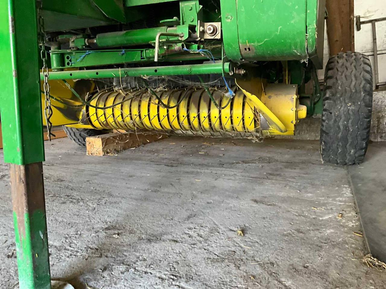 Presse à balles rondes John Deere 550: photos 7